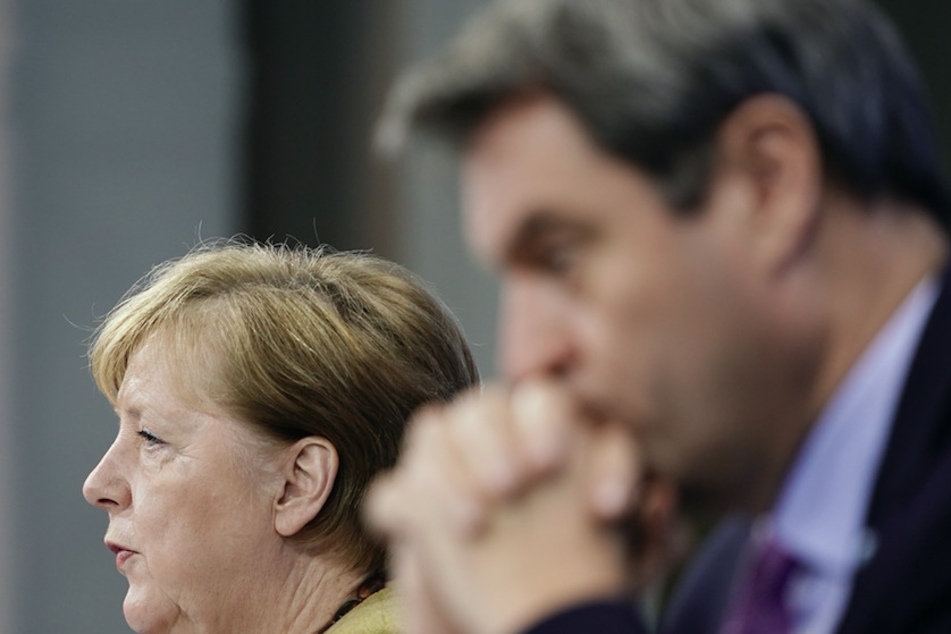 Bundeskanzlerin Angela Merkel (l., 66, CDU) sitzt neben den bayerischen Ministerpräsidenten Markus Söder (54, CSU).