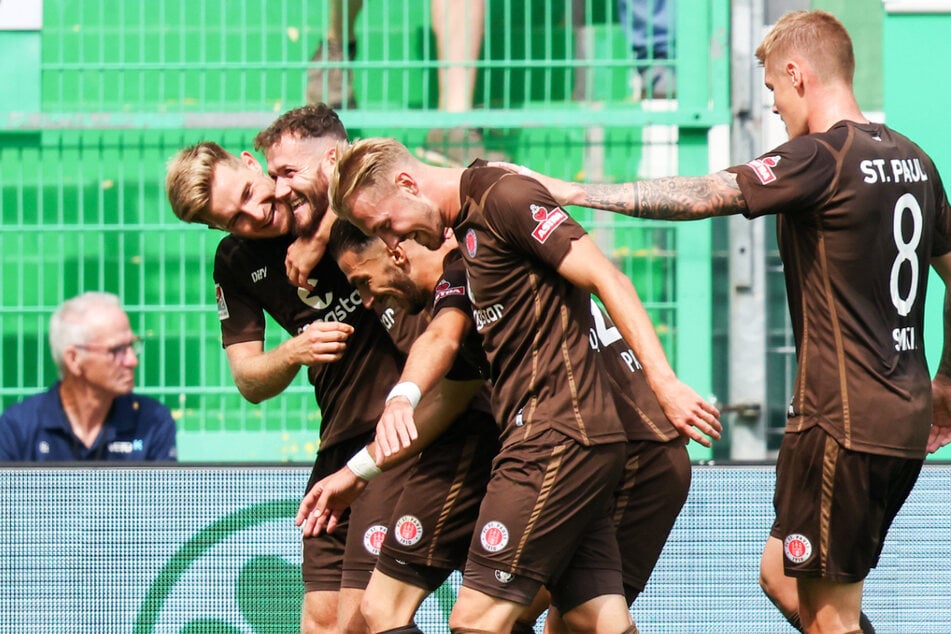 Kiezkicker Marcel Hartel (2.v.l.) feiert seinen Treffer zum 1:0 gegen Greuther Fürth mit seinen Teamkollegen.
