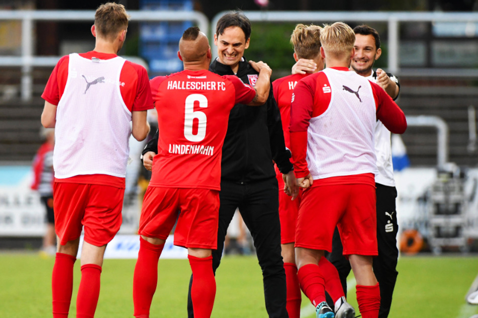 Jubel und Erleichterung beim HFC! Coach Florian Schnorrenberg (3.v.l.) umarmt Vereinsurgestein Toni Lindenhahn (2.v.l.).