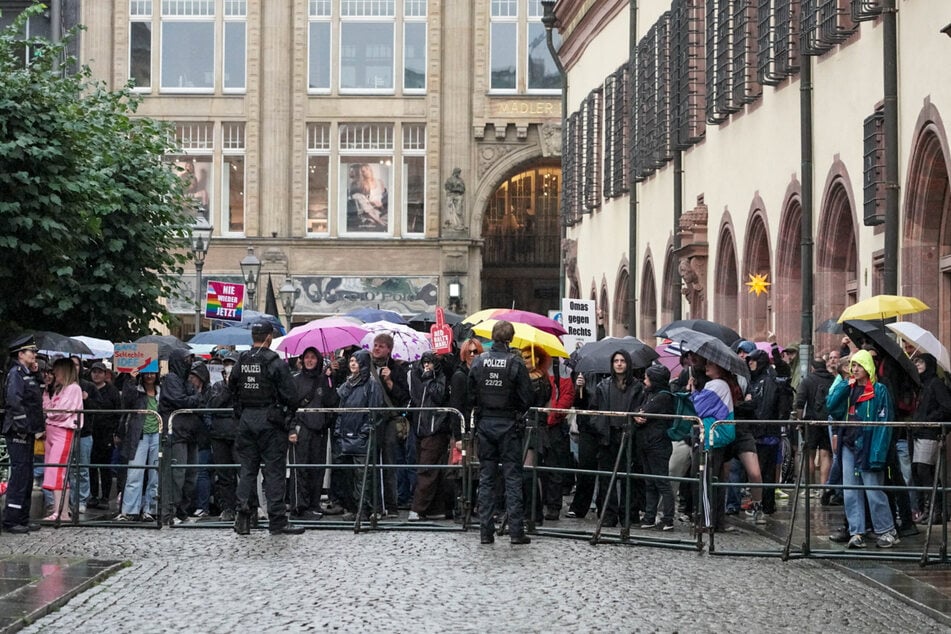 Rund 200 Menschen waren trotz Regens zum Protest gegen die AfD-Versammlung gekommen.