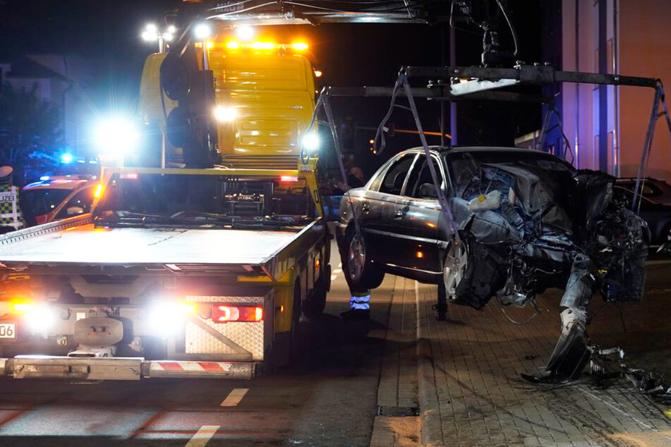 Das Wrack des Opel Omega wurde sichergestellt, die Polizei sucht Zeugen des Crashs.