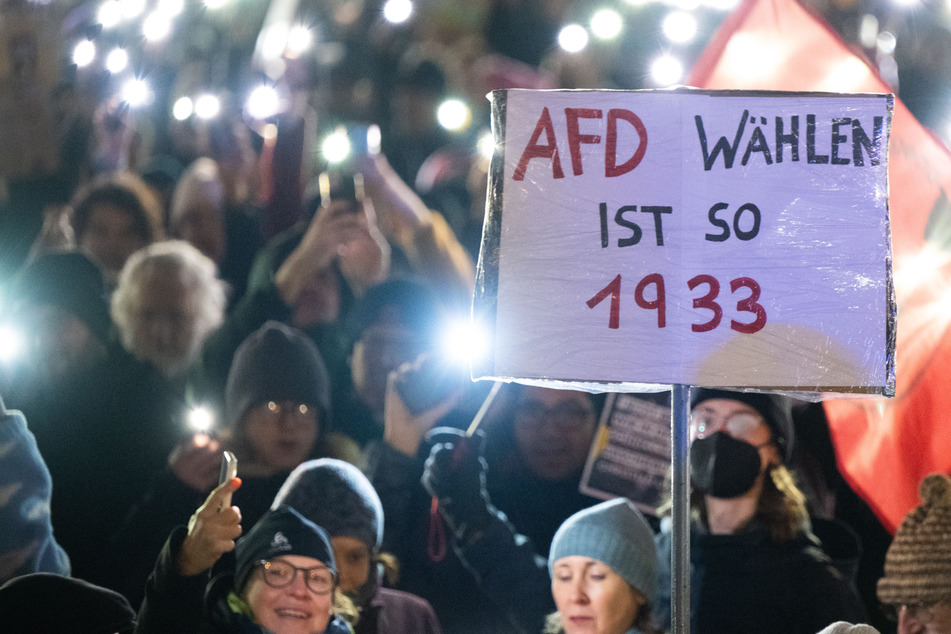 Mit kreativen Plakaten: Tausende bei Demonstration gegen rechts in Frankfurt