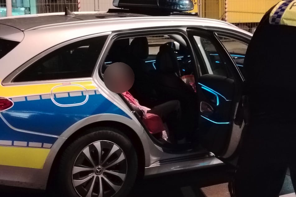 Eine 89-jährige Frau hatte am Hamburger Jungfernstieg die letzte U-Bahn verpasst, die Polizei brachte sie anschließend nach Hause.