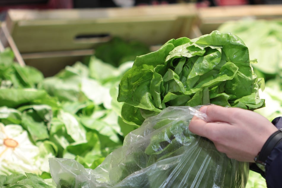 Salát jako vrhací projektil: Konflikt na parkovišti mezi dvěma ženami eskaluje