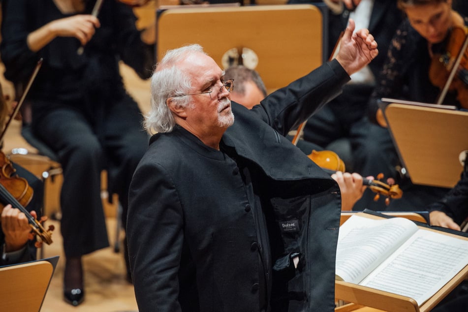 Dirigent Sir Donald Runnicles (69) mit dem Orchester der Philharmonie.