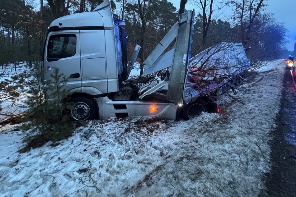 Lkw landet im Straßengraben: Unfallverursacher nimmt Reißaus