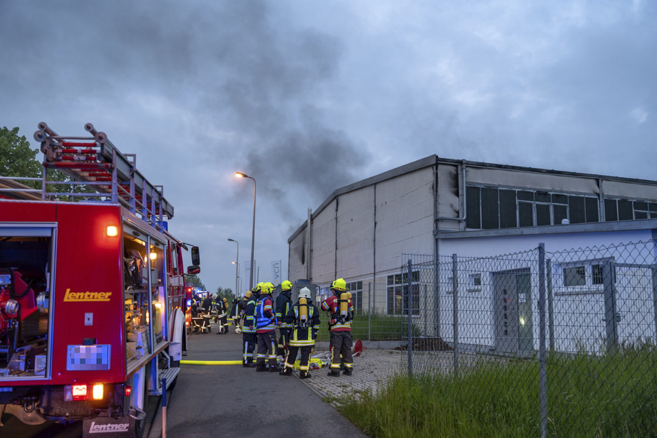 Flammen in Kunststofffirma: Feuerwehr muss mit Großaufgebot anrücken