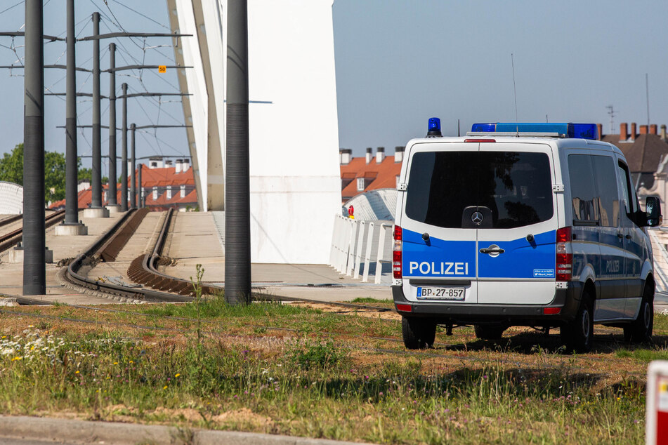 Ein Einsatzfahrzeug der Bundespolizei steht nahe der Europabrücke am Grenzübergang nach Frankreich. (Archivbild)
