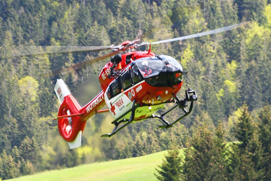 Mittels Rettungshubschrauber wurde ein Polterabendgast ins Krankenhaus geflogen. Dort erlag er nach wenigen Stunden seinen Verletzungen. (Symbolbild)