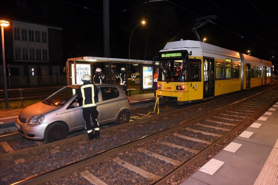 Ein Autofahrer ist am Samstagabend in Oberschöneweide ins Gleisbett geraten.