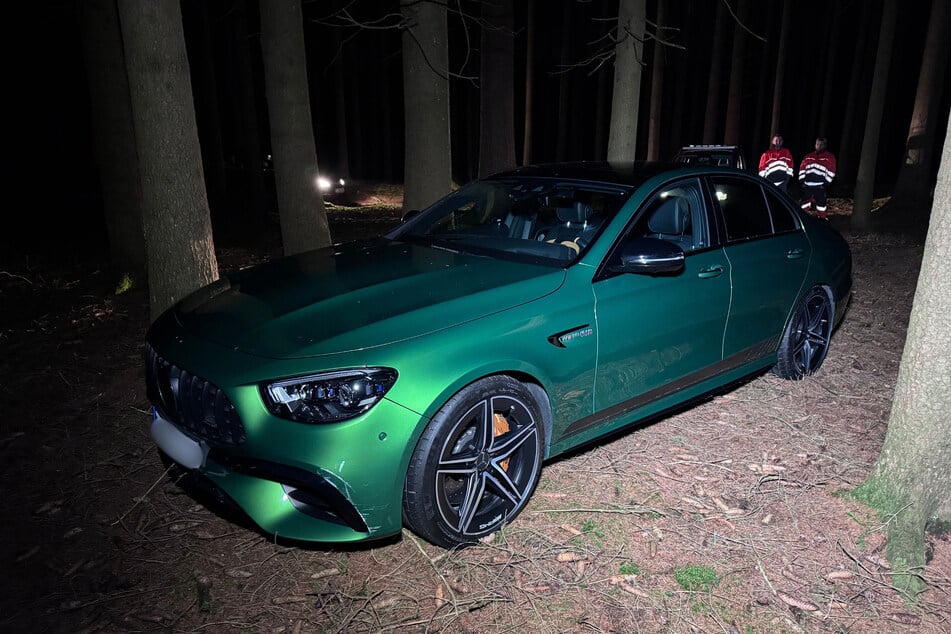Der grüne Mercedes wurde im Wald abgestellt.