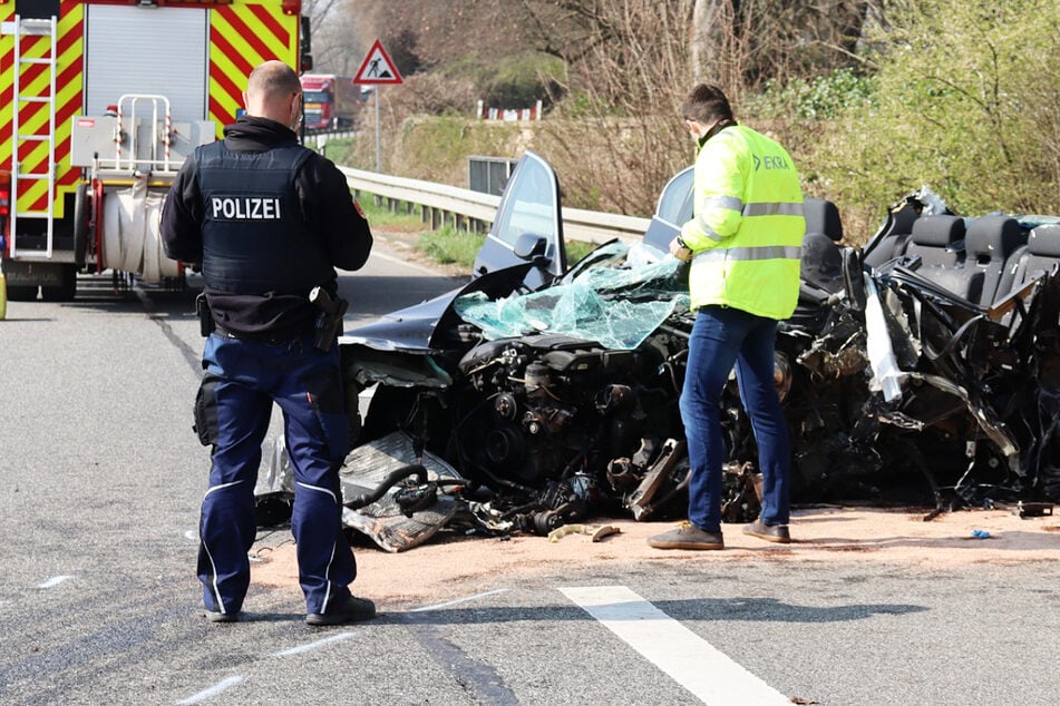 Die B42 bei Eltville im Rheingau wurde für mehrere Stunden voll gesperrt, die Ermittlungen zu dem tödlichen Unfall dauern an.