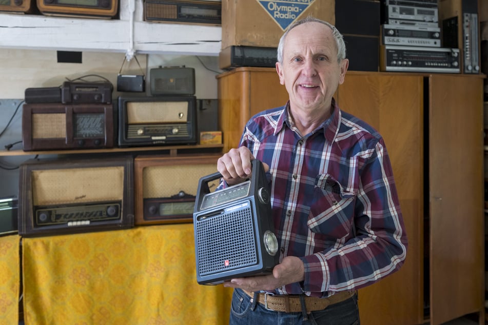 Das Campingradio mit Taschenlampe gehört zu Detlef Helmerts (69) liebsten Stücken.