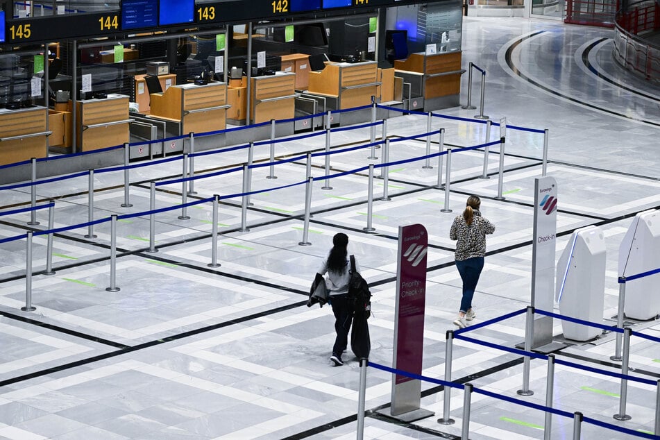 Stuttgart: Flughafen Stuttgart von Streik lahmgelegt: Flüge gestrichen, lange Wartezeiten