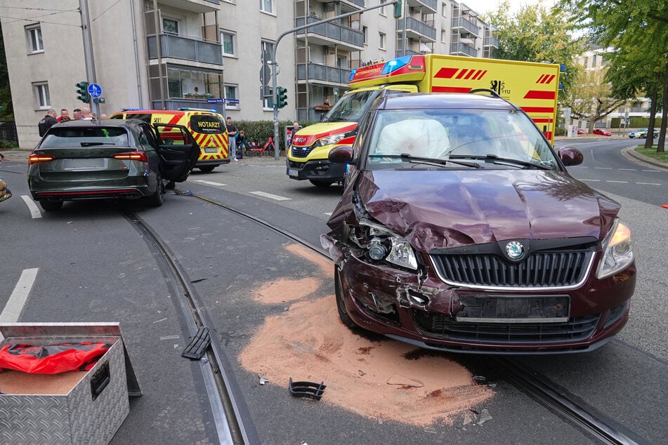 Die Feuerwehr musste die ausgetretenen Betriebsstoffe zunächst binden.