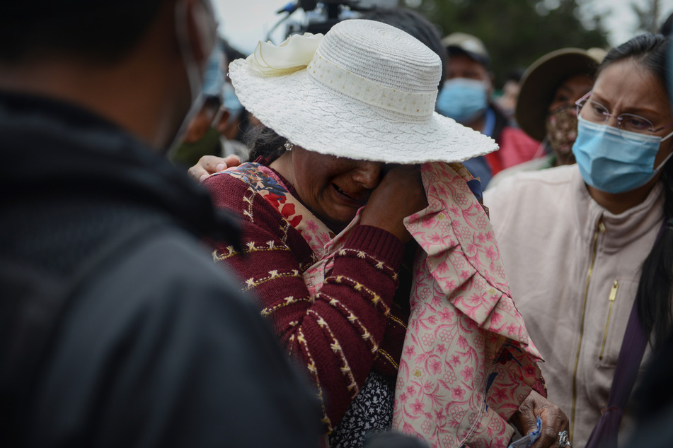 Eine Frau weint vor der Universität UPEA, wo sich das tragische Unglück ereignet hat.