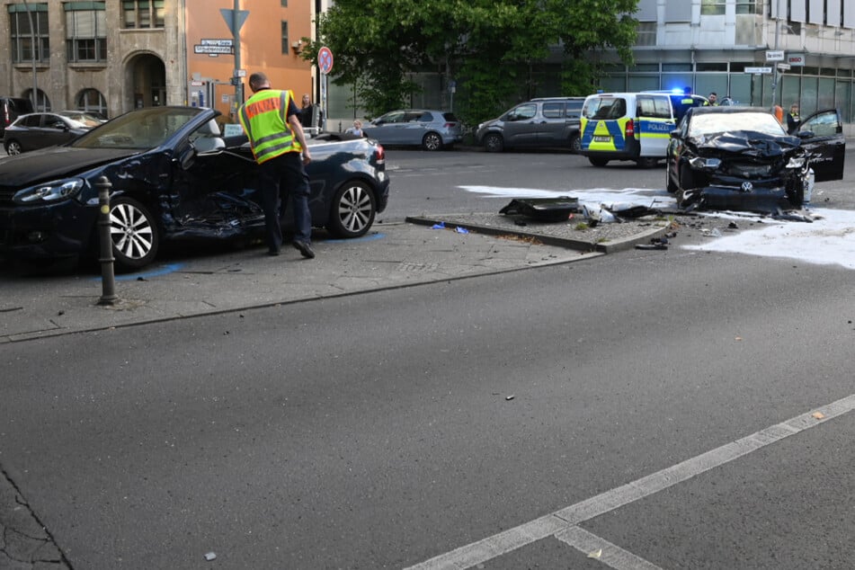 Heftiger Crash mit Carsharing-Wagen: Zwei Schwerverletzte!
