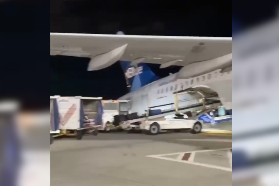 Das Heck der Airbus A321 zerstörte das Gepäckfahrzeug.
