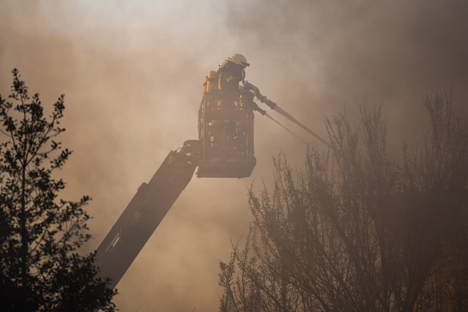 Insgesamt mussten 130 Einsatzkräfte von Feuerwehr und Rettungsdienst ausrücken. (Symbolbild)