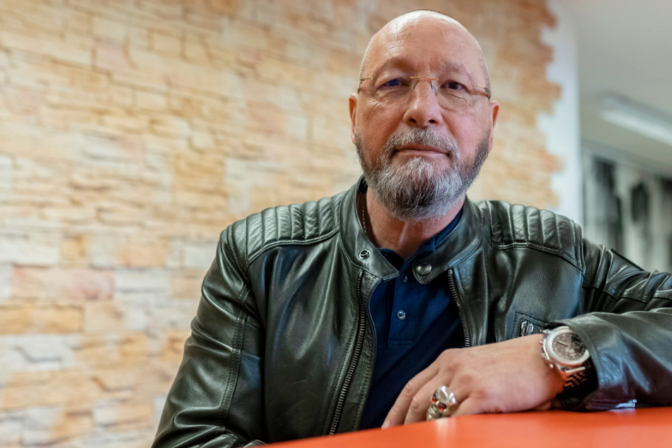 Uwe Hück sitzt an einem Tisch.