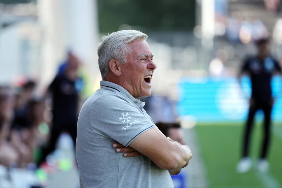 Sandhausen-Coach Olaf Janßen (58) rechnet sich nicht viel gegen RB Leipzig aus.