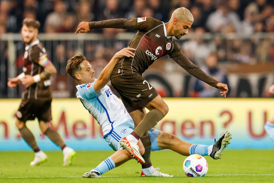 Vor wenigen Wochen behielten Elias Saad (r) und der FC St. Pauli in der zweiten Liga die Oberhand gegen Schalke 04.
