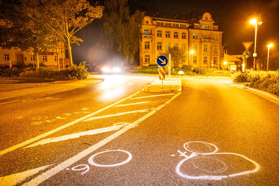 Radfahrer bewusstlos bei Kreisverkehr gefunden - Nun ist er tot