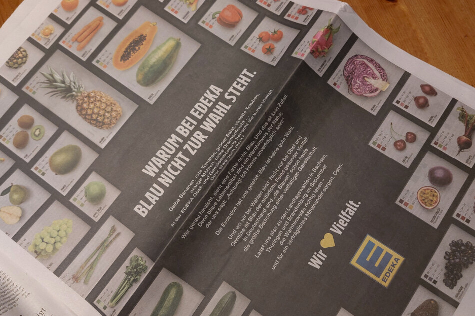 Eine ganze Seite der Frankfurter Allgemeinen Zeitung ist mit der Edeka Anzeige "Warum bei Edeka Blau nicht zur Wahl steht" bedruckt. Mittlerweile distanzieren sich Märkte von dieser Kampagne.