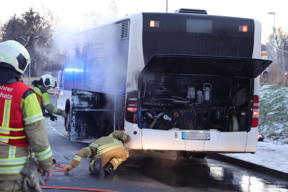 Dresden: Linienbus in Dresden brennt - Straßensperrung