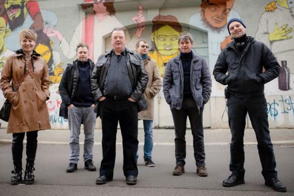 Beim Dreh für den Jubiläums-"Polizeiruf 110: An der Saale hellem Strande" (v.l.n.r.): Iris Kiefer (Produzentin Filmpool Fiction), Nikolai von Graevenitz (Kamera), Peter Kurth (Rolle Henry Koitzsch), Clemens Meyer (Drehbuchautor), Peter Schneider (Rolle Michael Lehmann) und Thomas Stuber (Regie und Drehbuch).