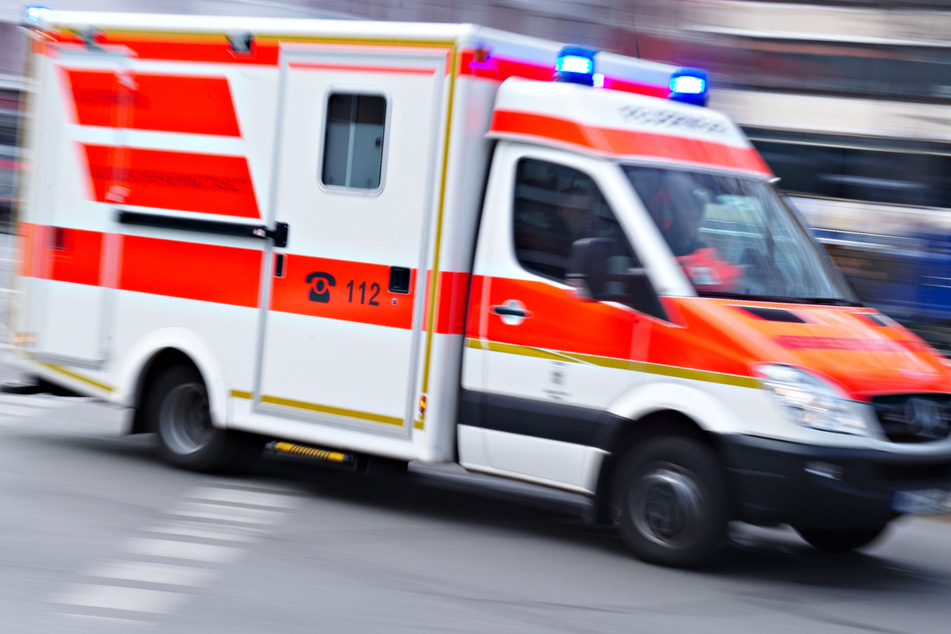 Die Rettungskräfte konnten das Leben des Mannes nach dem schweren Unfall in Altershausen in Bayern nicht mehr retten. (Symbolbild)