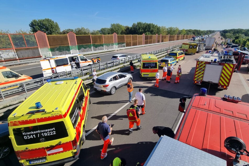 Dutzende Rettungskräfte waren vor Ort. Auf beiden Seiten bildeten sich lange Staus.
