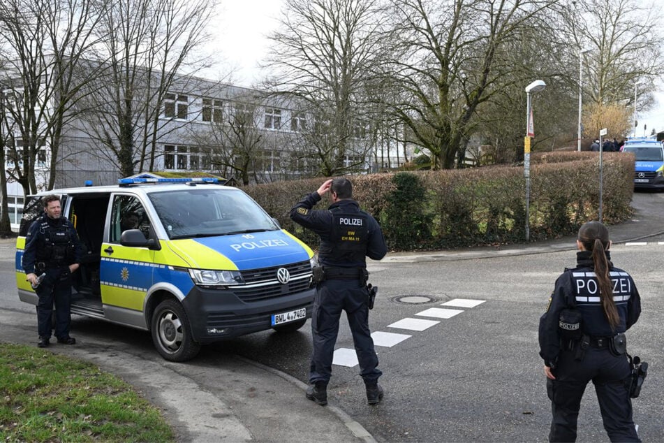 Die Polizei rückte im Großeinsatz zu der Bildungseinrichtung aus.