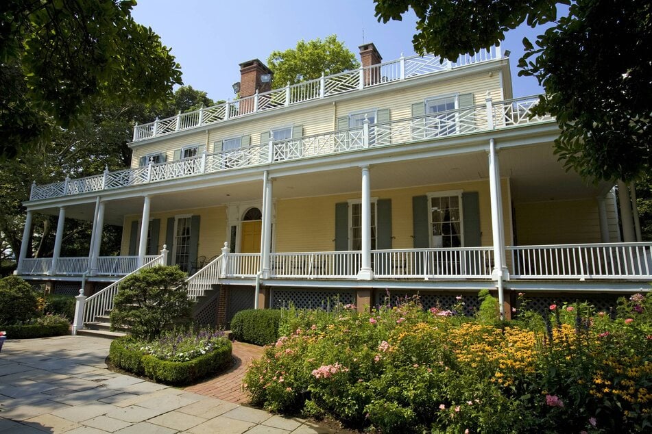 Gracie Mansion, built in 1799 for a prosperous New York merchant named Archibald Gracie as a country house, became the official residence of the New York City mayor in 1942.