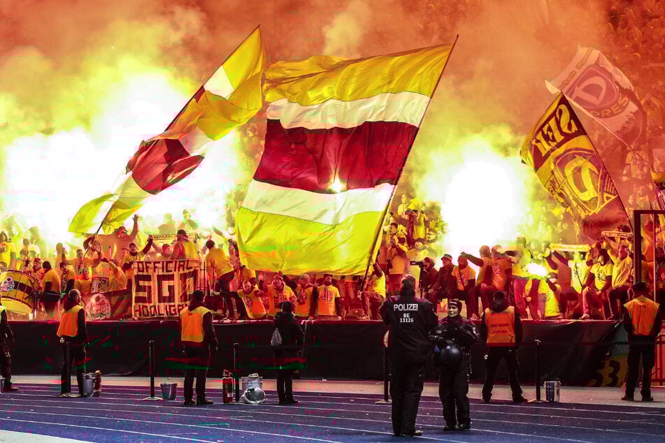 Wie 2019 im DFB-Pokal wollen die Dynamo-Fans am Samstag wieder ein Feuerwerk im Olympiastadion abbrennen. (Archivfoto)