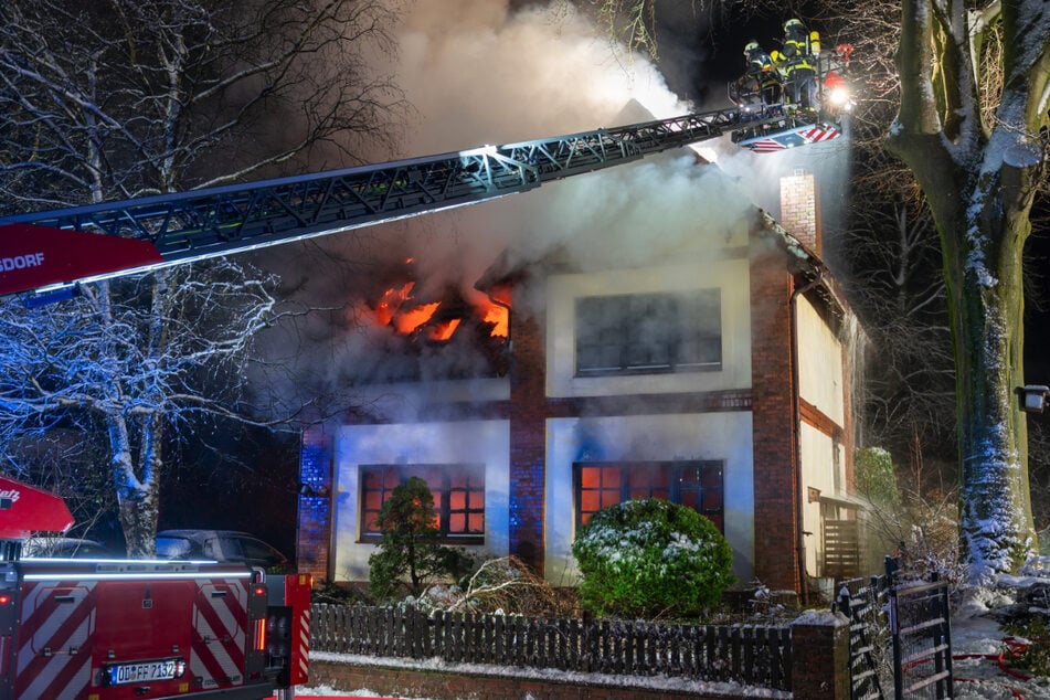 120 Einsatzkräfte kämpften bis in die Nacht gegen die Flammen.