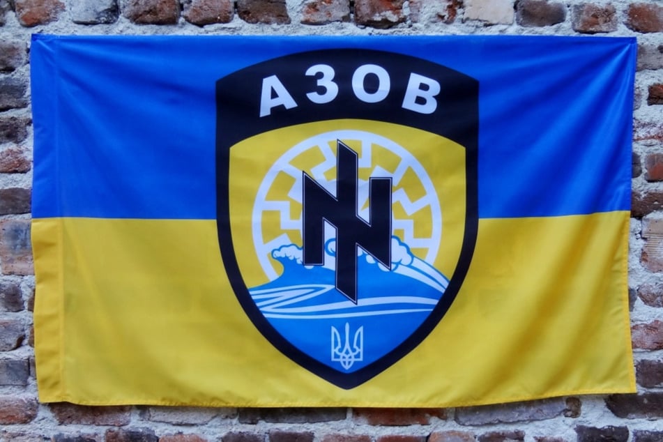 Die alte "Asow"-Fahne ist bestückt mit rechtsextremen Symbolen.