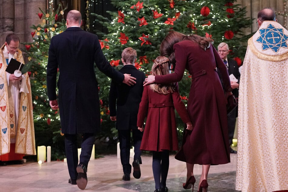 Prinz William (40, v.l.n.r.) von Wales, Prinz George (9), Prinzessin Charlotte (7) und Prinzessin Kate (40) von Wales, während des Weihnachtsgottesdienstes "Together at Christmas" in der Westminster Abbey.