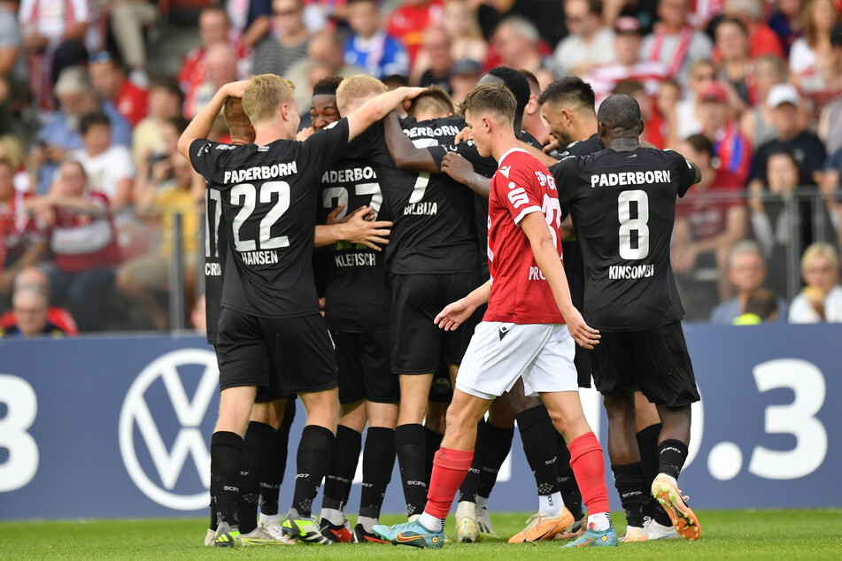 Klarer Sieg für den SC Paderborn: Mit 7:0 fertigt der Zweitligist Energie Cottbus ab.