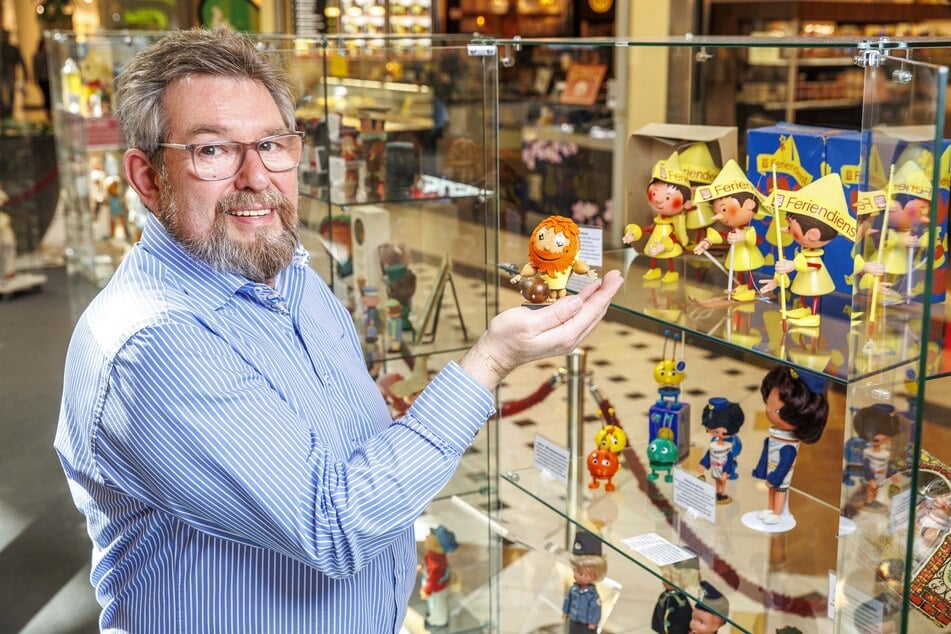 Torsten Meisel (60) zeigt im ElbePark seinen jüngsten Neuzugang: das Maskottchen der Herkuleskeule.