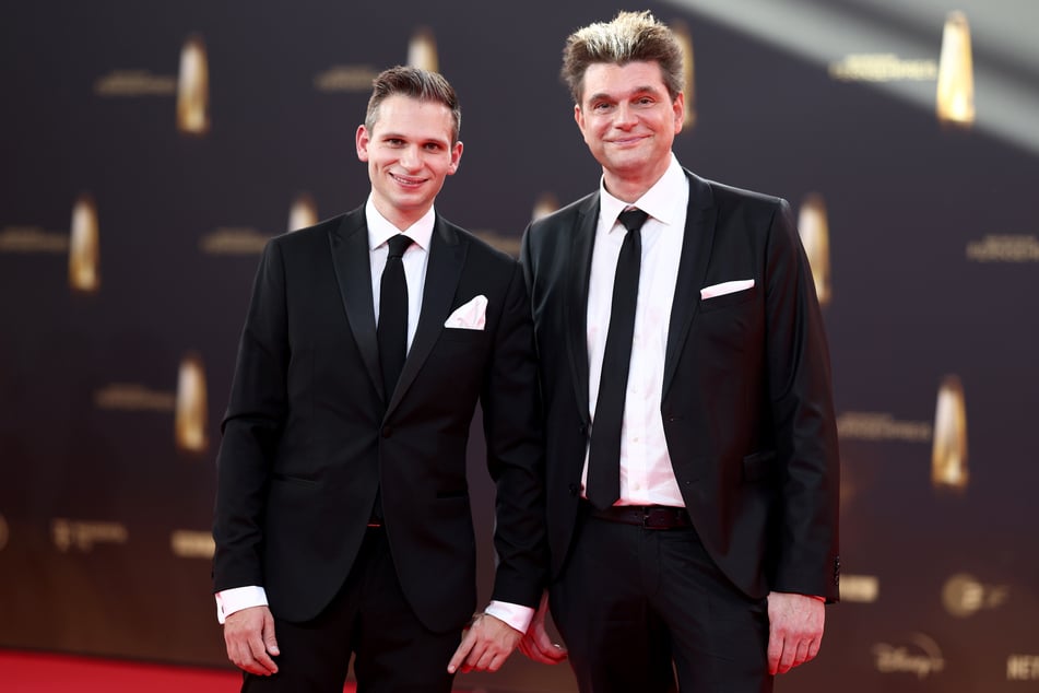 Lutz van der Horst mit seinem "heute-show"-Kollegen Fabian Köster (30, l.) 2025 bei der Verleihung des Deutschen Fernsehpreises.