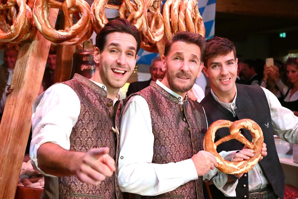 Mark Keller (M.) mit seinen Söhnen Joshua (l.) und Aaron.