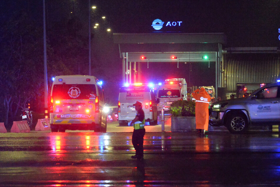 Rettungskräfte mussten zur Versorgung der verletzten Passagiere des Fluges von Singapore Airline eilen.