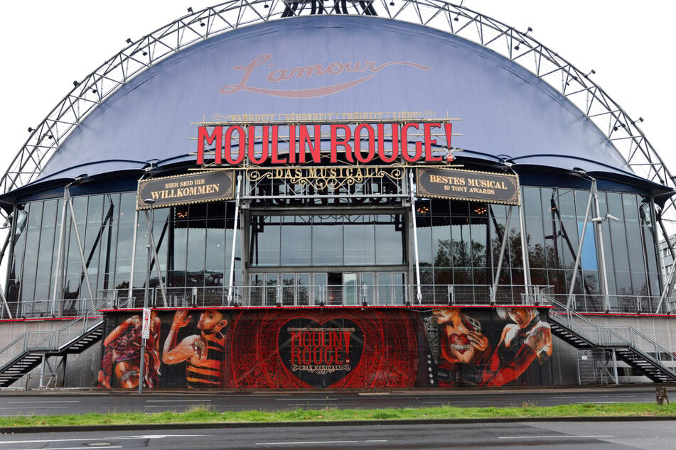 Der Musicaldome in Köln ist seit Ende 2022 Heimat des Stücks "Moulin Rouge".