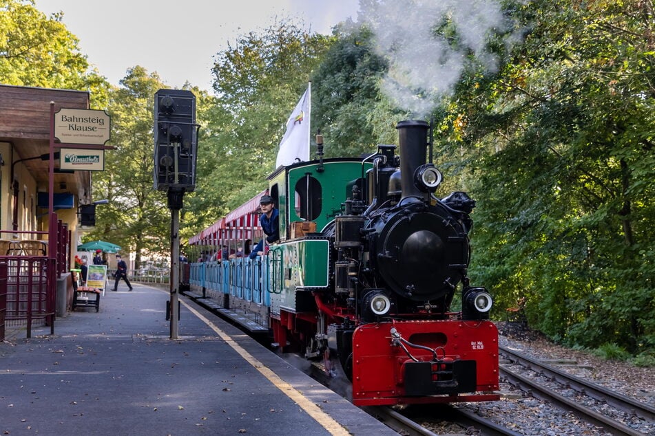 Die Parkeisenbahn lädt nach der regulären Fahrzeit zu Sommerabendfahrten ein.