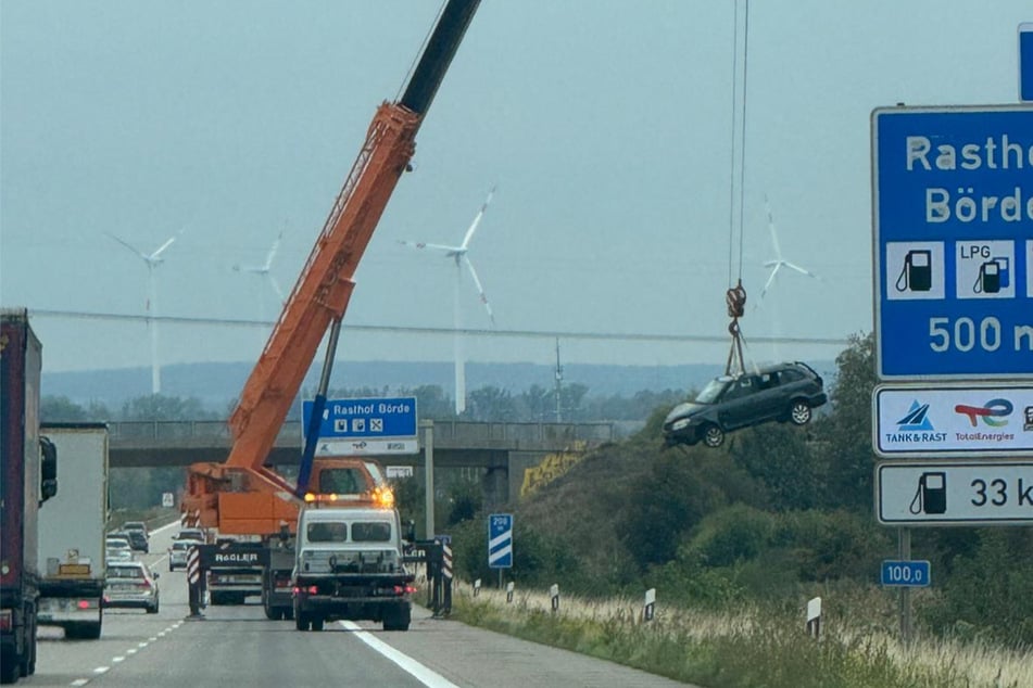 Der rechte Fahrstreifen musste für die Bergungsarbeiten gesperrt werden.