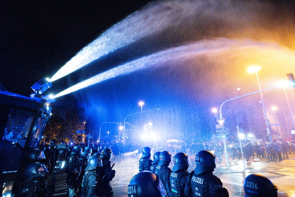 Unter Einsatz eines Wasserwerfers wurde die "Gen Z regelt"-Demonstration in Frankfurt am Samstagabend aufgelöst.