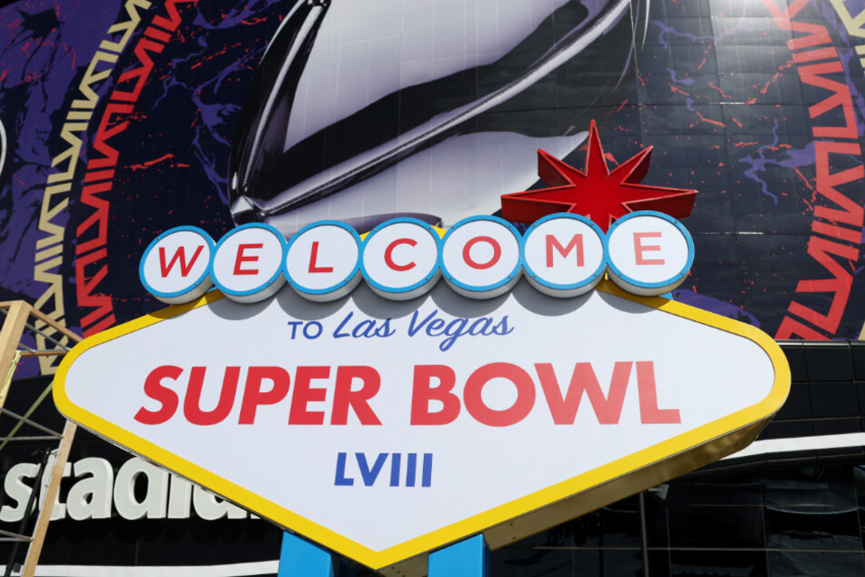 Für den Super Bowl wurde das berühmte Ortsschild der Stadt Las Vegas entsprechend angepasst. Diese Variante steht derzeit vor dem Allegiant Stadium.