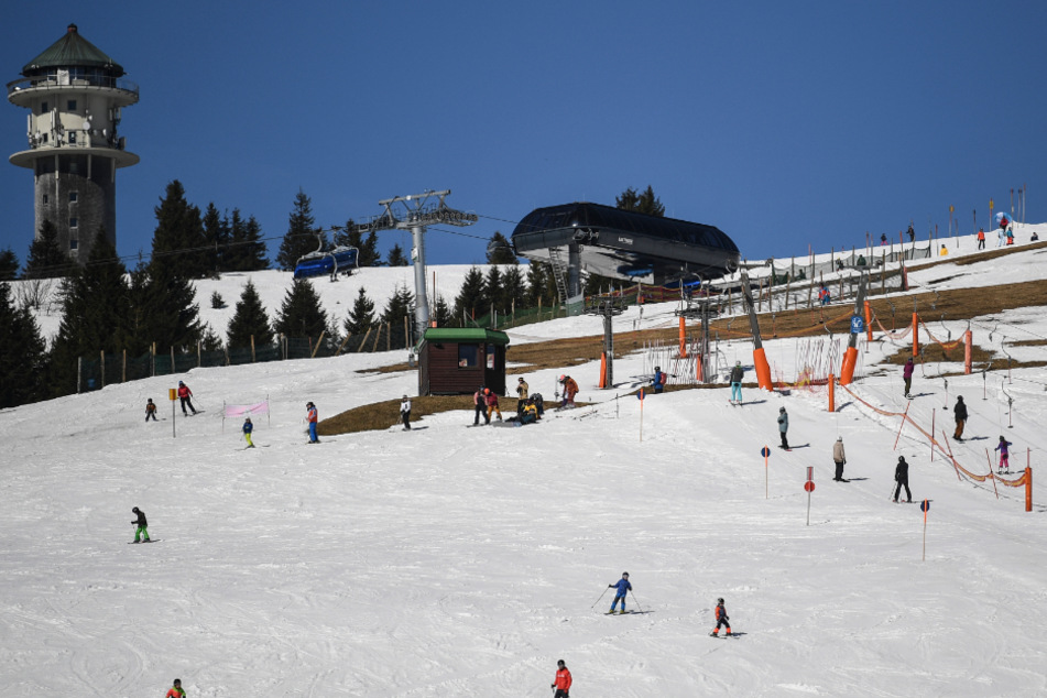 März 2020: Ski- und Snowboardfahrer fahren auf der Piste am Seebuck auf dem Feldberg.