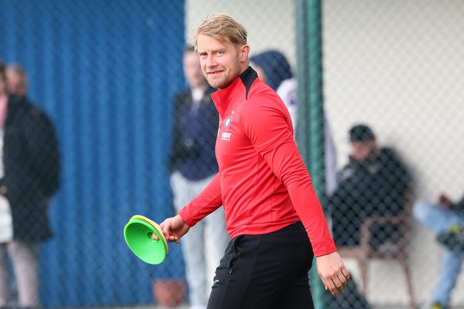 Jan Hochscheidt (37) hat im Türkei-Camp sichtlich Spaß, auch wenn seine Aufgabe durchaus anspruchsvoll ist.